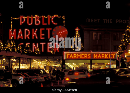 Seattle Washington Pike Place Market Marché Public Neon Sign sur l'entrée de la rue du Marché de Pike décorée pour Noël Banque D'Images