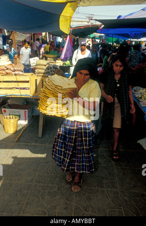 Femme mexicaine, de l'alimentation, la vente du vendeur, tortilla, tortillas, Marché du Vendredi, village de Ocotlan de Morelos, Ocotlan de Morelos, l'État de Oaxaca, Mexique Banque D'Images