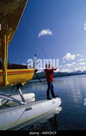 Femme de pêche de mouche de lac Grosvenor hydravion Katmai Banque D'Images