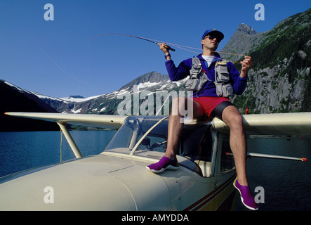 Pêche à la mouche à partir de l'homme des bois d'hydravion lake SE Alaska Banque D'Images