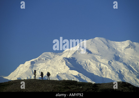 Les randonneurs à pied le long Ridge Mt McKinley Denali NP DANS Automne AK Banque D'Images