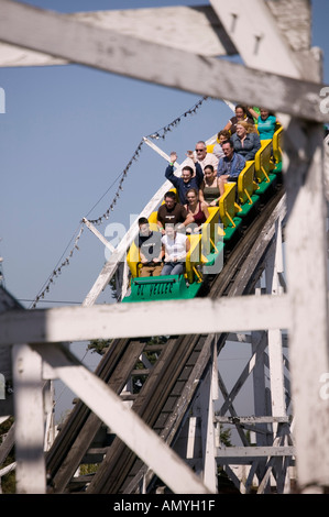 Les gens de la circonscription Ol Yeller roller coaster au Puyallup Fair Puyallup, Washington USA Banque D'Images