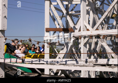 Les gens de la circonscription Ol Yeller roller coaster au Puyallup Fair Puyallup, Washington USA Banque D'Images