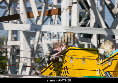 Les gens de la circonscription Ol Yeller roller coaster au Puyallup Fair Puyallup, Washington USA Banque D'Images