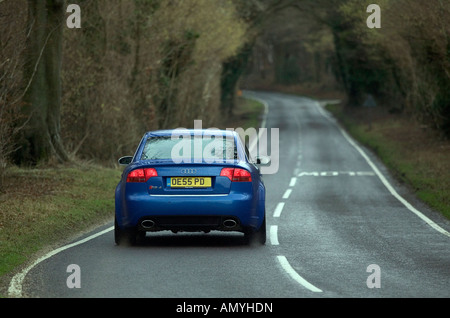 Audi RS4 conduire sur route de campagne Anglais Banque D'Images