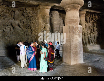 Visiteurs à Grottes d'Elephanta historique sur une île près de Mumbai en Inde Banque D'Images