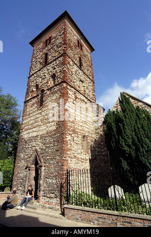 L'église Holy Trinity tower Saxon survivant construits avec des briques romaines utilisées Essex Colchester East Anglia UK Banque D'Images