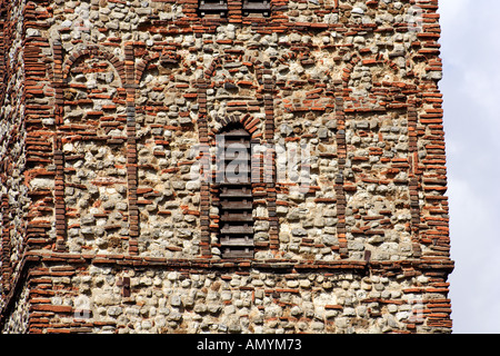 Close up detail la Holy Trinity Church tower Saxon survivant construits avec des briques romaines utilisées Colchester East Anglia Essex UK Banque D'Images