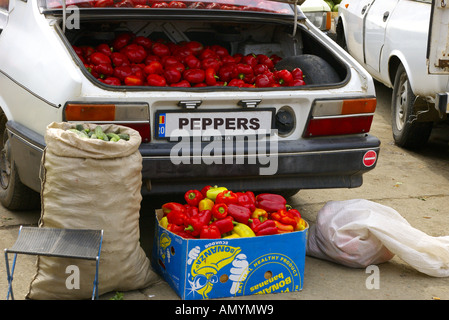 Plein de piments dans le coffre d'une voiture dans un marché de fruits dans une mauvaise campagne ville en Valachie ou la Transylvanie en Roumanie Banque D'Images