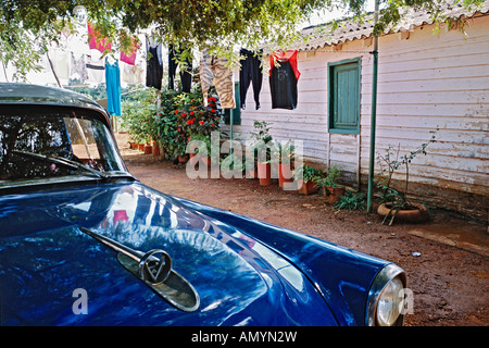 American Vintage bleu voiture garée à côté d'une ferme à Güira de Melena Province de La Habana Cuba Banque D'Images