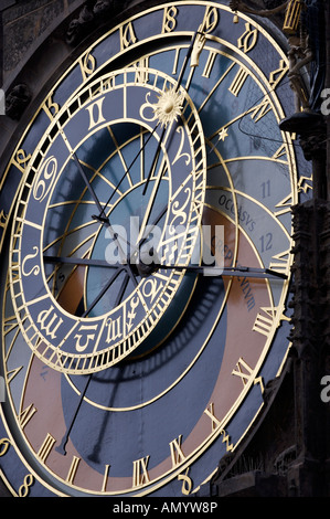 Face supérieure de l'horloge astronomique sur la tour du vieil hôtel de ville dans le quartier de la vieille ville de Prague, en République tchèque, l'Europe. Banque D'Images