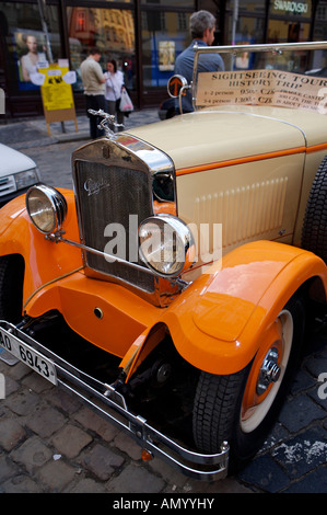 Old Vintage Cars pour des visites guidées dans le quartier de la vieille ville de Prague, en République tchèque, l'Europe. Banque D'Images