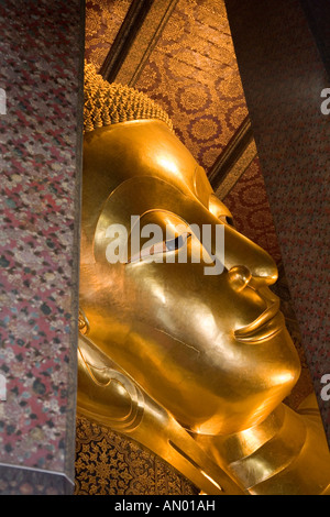 Statue de Bouddha couché à Wat Pho (Temple du Bouddha couché), nom officiel Phra Chetuphon, Bangkok Thaïlande. Banque D'Images