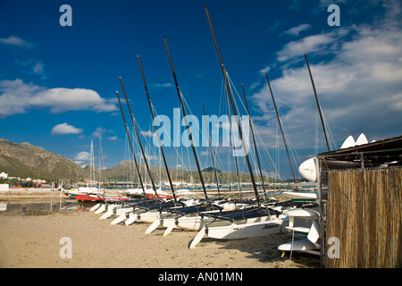 Catamarans sur la plage à Port Pollensa Majorque Espagne Banque D'Images