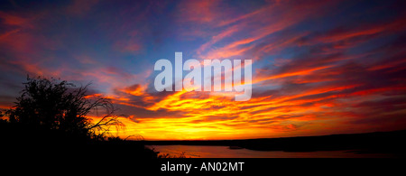 Coucher de soleil spectaculaire panorama sur Lake Travis près de Austin au Texas Banque D'Images