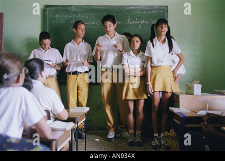 L'école secondaire les enfants prenant part à la présentation de groupe en classe. Cuba Banque D'Images