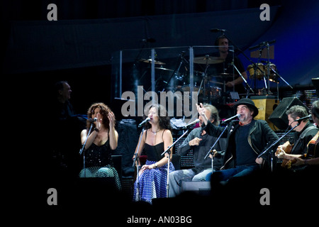 Les chanteurs espagnol Joan Manuel Serrat et Joaquin Sabina de jouer avec leur groupe dans un concert à Buenos Aires Banque D'Images