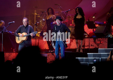 Les chanteurs espagnol Joan Manuel Serrat et Joaquin Sabina dans un concert à Buenos Aires. Banque D'Images