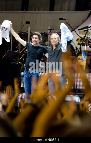 Les chanteurs espagnol Joan Manuel Serrat et Joaquin Sabina saluant à la fin d'un concert à Buenos Aires, Argentine Banque D'Images