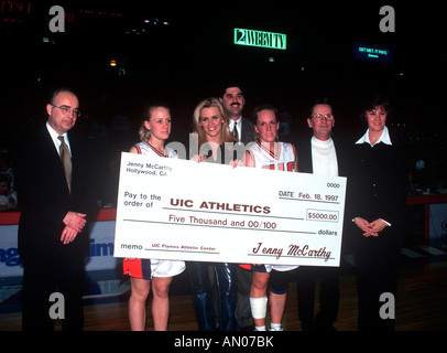 Jenny McCarthy hôte MTV visites Université de l'Illinois à faire don de 5 000 $ pour construire des installations sportives Banque D'Images