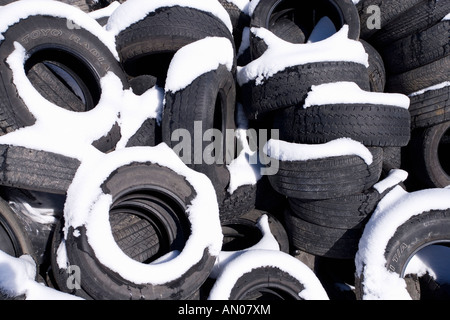 Les pneus de voitures automobiles couverts de neige en hiver Banque D'Images