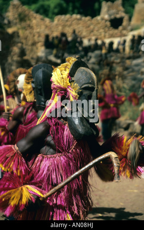 Mali Dama Festival à Ireli danseurs tribaux masqués Banque D'Images