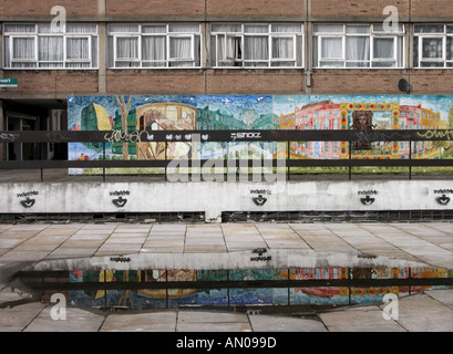 Le Council s'emboîte à Hoxton, Londres, au Royaume-Uni, avec une fresque artistique colorée de l'histoire de Charles Square reflétée dans une grande flaque d'eau de pluie Banque D'Images