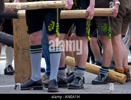 Maibaumfest traditionnels à Putzbrunn dans le sud de la Bavière, en Allemagne, près de Munich. Banque D'Images