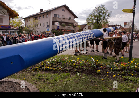 Maibaumfest traditionnels à Putzbrunn dans le sud de la Bavière, en Allemagne, près de Munich. Banque D'Images