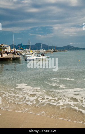 Bateaux amarrés à quai Port Pollensa Majorque Espagne Banque D'Images