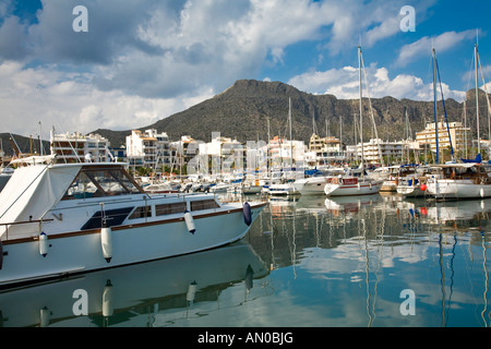 Yachts et bateaux recelait dans Port Pollensa Majorque Espagne Banque D'Images