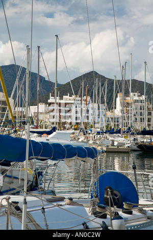 Yachts et bateaux recelait dans Port Pollensa Majorque Espagne Banque D'Images