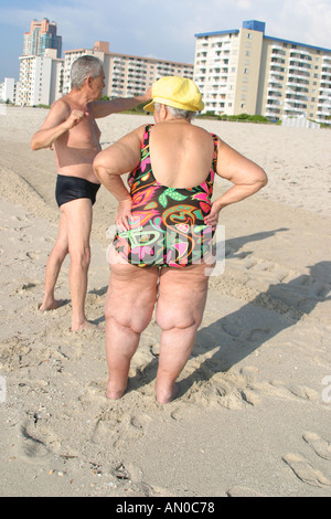 Miami Beach Floride, l'Europe de l'est juif immigré soleil, bains de soleil, sable, surf, soleil, surpoids obésité obésité gras lourd plunder pourri, visiteur Banque D'Images
