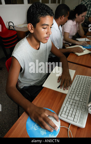 Garçon à la formation en informatique à Joven Club, La Havane, Cuba. Banque D'Images