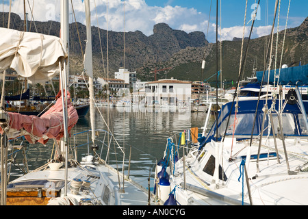 Yachts et bateaux recelait dans Port Pollensa Majorque Espagne Banque D'Images