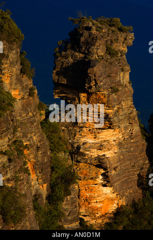 Femme debout sur l'allée menant à la première des trois soeurs Blue Mountains Australie Nouvelle Galles du Sud Banque D'Images