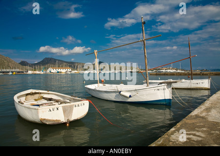 Petits canots amarrés dans la baie de Pollensa à Majorque Îles Baléares Espagne Banque D'Images