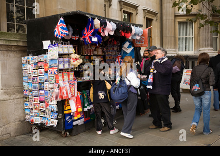 UK London Trafalgar Square visiteurs l'achat de souvenirs de caler à côté de la National Gallery Banque D'Images