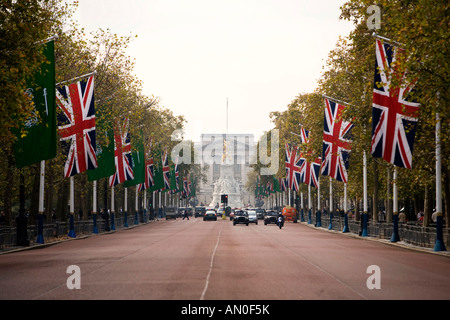 UK London Le Mall bordée de drapeaux Union Jack à la recherche jusqu'à Buckingham Palace Banque D'Images