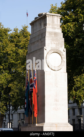 UK London Whitehall Edwin Lutyens Cénotaphe monument commémoratif de guerre avec des drapeaux militaires Banque D'Images