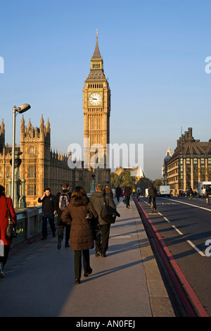 UK London navetteurs traversant le pont de Westminster vers Big Ben St Stephens Tower tôt le matin Banque D'Images