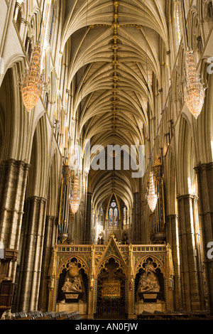 UK London Westminster Abbey la nef et choeur coin des scientifiques avec l'écran monument à Izaac Newton Banque D'Images