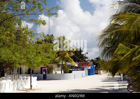 Maldives l'Atoll d'Addu Hulhudhoo Midu ville rue principale homme en cabine téléphonique Banque D'Images