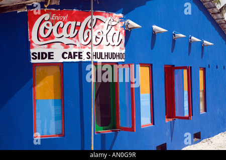 Maldives l'Atoll d'Addu Hulhudhoo Midu ville main street cafe pubs peintes de couleurs vives Banque D'Images