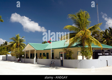 Maldives l'Atoll d'Addu Hulhudhoo Midu ville homme en cabine téléphonique au bureau du conseil local Banque D'Images