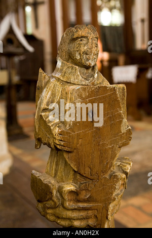 UK Suffolk Framlingham village l'église Holy Trinity pew angélique fin figure tenant endommagé bouclier héraldique Banque D'Images