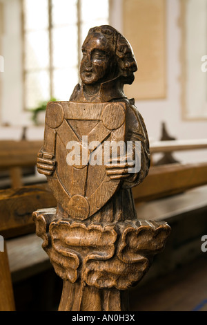 UK Suffolk Framlingham village l'église Holy Trinity pew angélique fin figure tenant Sainte Trinité shield Banque D'Images