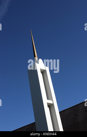 Clocher d'une église moderne à Loughborough set against a blue sky Banque D'Images