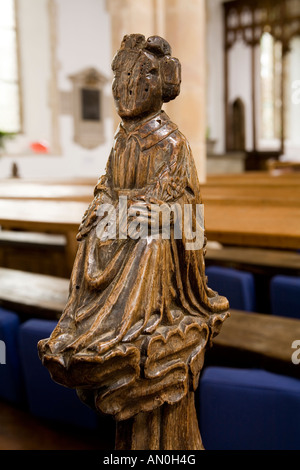 UK Suffolk Framlingham village l'église Holy Trinity pew fin figure holding Flowers défiguré par les puritains Banque D'Images