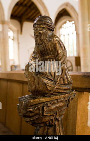 UK Suffolk Framlingham village Église Sainte Trinité Actes de bienfaisance pew fin figure debout dans voile représentant les morts enterrer fina Banque D'Images